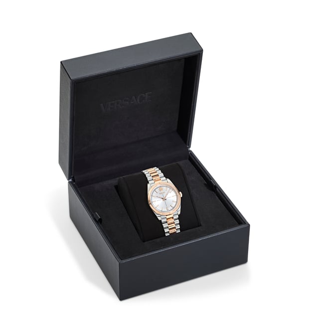 Diese Versace Millenium Analog-Uhr für Frauen ist das perfekte Zeitmessgerät zum Tragen oder Verschenken. Ihr silbernes 32 mm rundes Gehäuse kombiniert mit dem bequemen mehrfarbigen Edelstahlarmband sorgt dafür, dass Sie dieses atemberaubende Zeitstück ohne Kompromisse genießen können. Angetrieben von einem hochwertigen Quarzwerk und wasserdicht bis 3 bar, wird Ihre Uhr weiter ticken. Tauchen Sie ein in die Welt zeitloser Eleganz mit der Versace Millenium Uhr, die ein anmutiges 32 mm Gehäuse aufweist. Im Herzen zieht der furchterregende Medusakopf um 12 Uhr die Aufmerksamkeit auf sich und symbolisiert Stärke und Raffinesse. Diese Analog-Uhr ist mit leuchtenden Zeigern, leuchtenden Ziffern ausgestattet und verfügt über ein Schweizer Qualitätswerk. Das mehrfarbige Edelstahlarmband hat eine Länge von 19 cm und eine Breite von 16 mm und ist mit einem Klappverschluss versehen. Gehäusedurchmesser: 32 mm, Gehäusehöhe: 7,4 mm, Gehäusefarbe: Silber und Zifferblattfarbe: Silber.