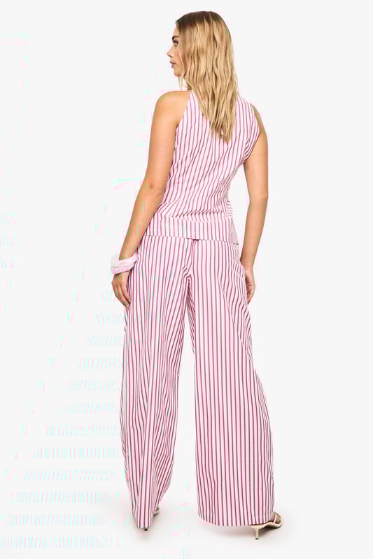 Trousers are a more sophisticated alternative to skinniesTrousers take on a realxed silhouette for the new season, with sports tailoring setting the trends and the wide leg one to watch. Pick printed palazzo pants for a dramatic day time look and tone down with a basic tee, or go for androgynous appeal in tapered man pants and wear with worn-in trainers for a trend-led twist.