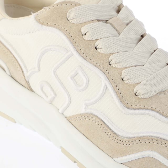 Als een merk dat vakmanschap en verfijning hoog in het vaandel heeft staan, belichamen deze Skylar Trainers perfect deze kernwaarden terwijl ze toch on-trend blijven. De Skylar Trainers zijn vakkundig gemaakt van synthetisch materiaal voor het bovenwerk, duurzaam rubber voor de zool en een comfortabele stoffen voering die ademend en comfortabel is, zodat je overal met vertrouwen kunt stappen. Ontworpen in een opvallende reeks van gekleurde panelen doorspekt met boss branding straalt dit paar high-end allure uit die zorgt voor een prestigieuze afwerking.