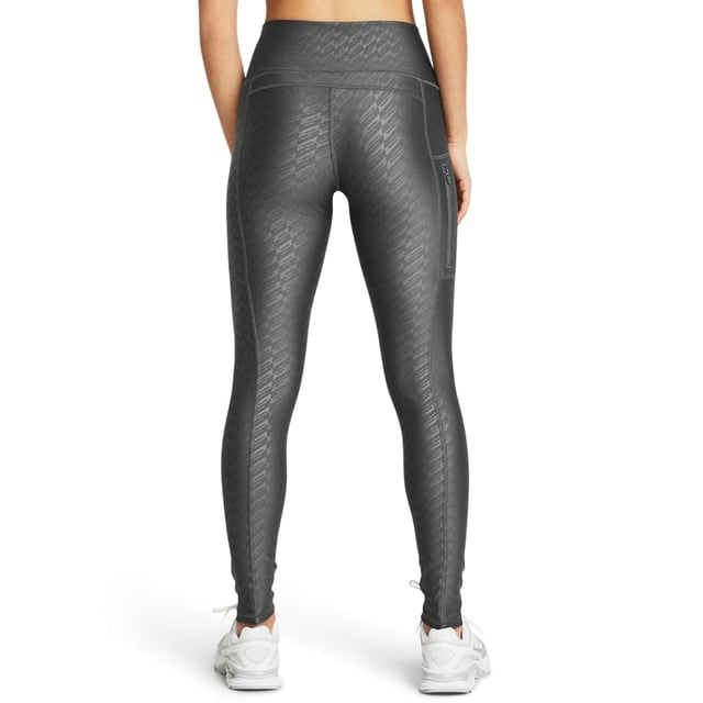 Geef je look tijdens het trainen een level omhoog met deze dames Emboss Tights van Under Armour. Exclusief bij JD in een grijze kleur, is deze nauwsluitende panty gemaakt met UA's HeatGear stof voor zacht en rekbaar comfort dat helpt bij het herstel. De tailleband is hoog en heeft een antisliplaag voor ondersteuning, terwijl zweetafvoerende eigenschappen je koel houden. De panty heeft een klein zakje om je essentials bij de hand te houden en is afgewerkt met het UA-logo op de dij.