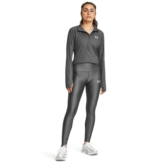 Geef je look tijdens het trainen een level omhoog met deze dames Emboss Tights van Under Armour. Exclusief bij JD in een grijze kleur, is deze nauwsluitende panty gemaakt met UA's HeatGear stof voor zacht en rekbaar comfort dat helpt bij het herstel. De tailleband is hoog en heeft een antisliplaag voor ondersteuning, terwijl zweetafvoerende eigenschappen je koel houden. De panty heeft een klein zakje om je essentials bij de hand te houden en is afgewerkt met het UA-logo op de dij.