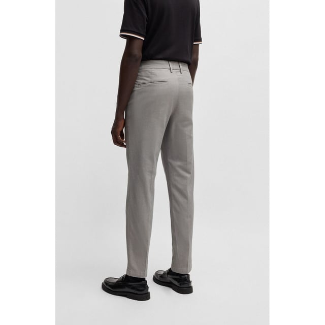 Knoop- en ritssluiting.Franse zak.Viltzak.Regular rise.Stretch.Tapered leg.Regular fit.