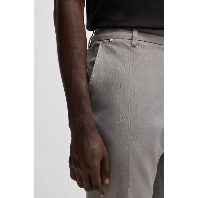 Knoop- en ritssluiting.Franse zak.Viltzak.Regular rise.Stretch.Tapered leg.Regular fit.