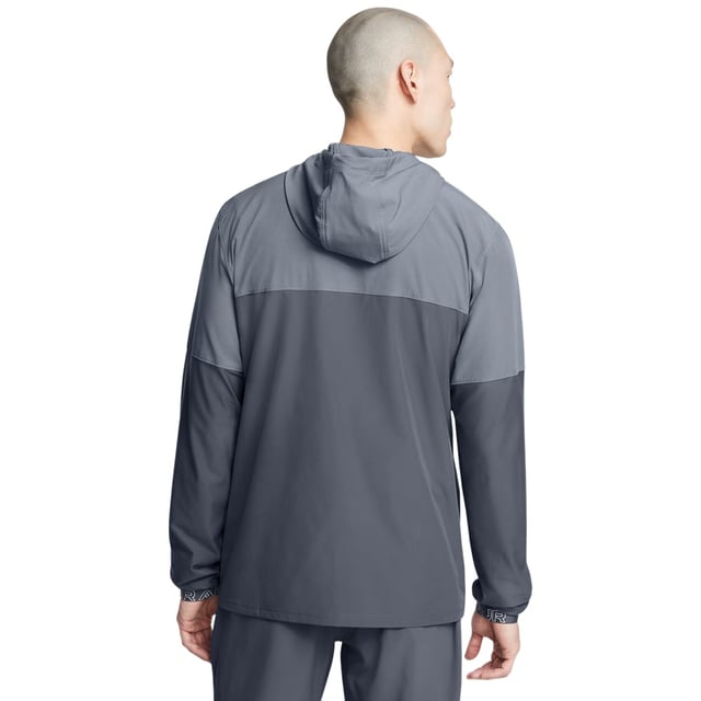 Under Armour Vanish Hybride Jas Grijs. Een lichtgewicht jack. Een over de hele breedte twee rijen ontwerp. Een volledige ritssluiting aan de voorkant met een verstelbare capuchon en een hoge kraag. Reflecterende banden op de schouders. Lange elastische manchetten aan de lange mouwen met het kenmerkende Under Armour-logo in wit opgedrukt. Twee zakken met ritssluiting in de taille en een zak met ritssluiting op de linkerborst met het kenmerkende Under Armour-logo in wit gegummeerd.