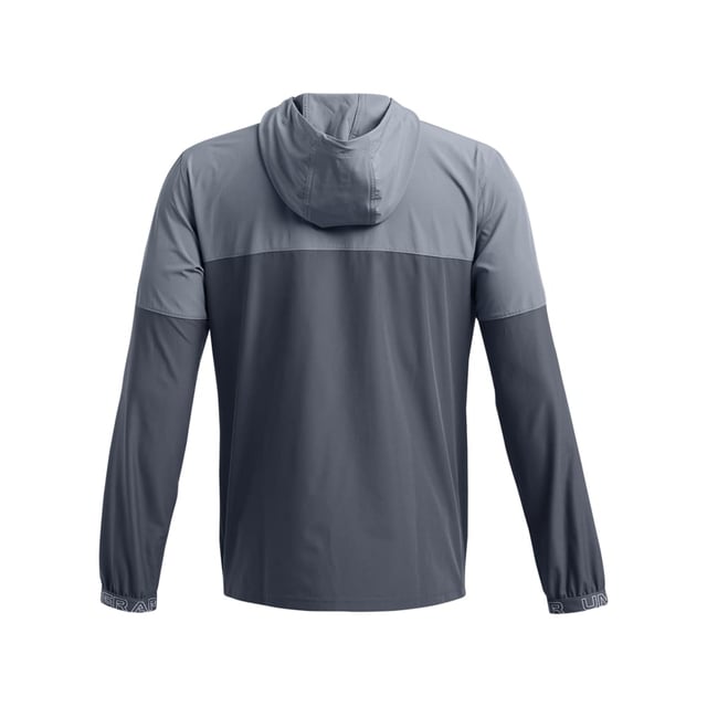 Under Armour Vanish Hybride Jas Grijs. Een lichtgewicht jack. Een over de hele breedte twee rijen ontwerp. Een volledige ritssluiting aan de voorkant met een verstelbare capuchon en een hoge kraag. Reflecterende banden op de schouders. Lange elastische manchetten aan de lange mouwen met het kenmerkende Under Armour-logo in wit opgedrukt. Twee zakken met ritssluiting in de taille en een zak met ritssluiting op de linkerborst met het kenmerkende Under Armour-logo in wit gegummeerd.