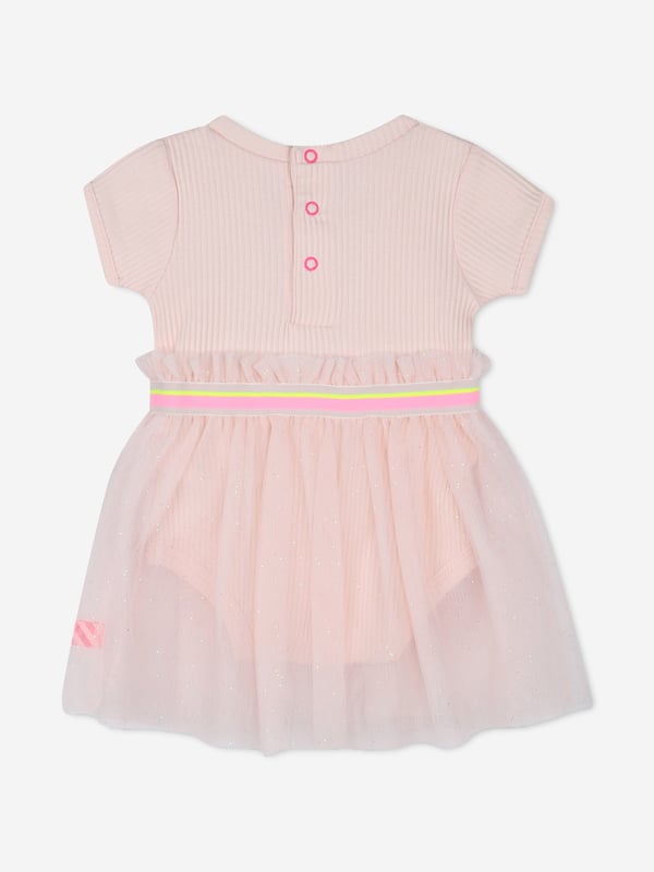 Billieblush incorporate high quality detailing and an advanced outlook on contemporary designs. This baby girls pale pink t-shirt dress is woven in a soft bodysuit design with a flared tulle skirt. Snap Closure At Back Organic Cotton Cute Heart Patch Detail Colour Pink Material 100 Polyester, Trimming 96 Cotton, 4 Elastane