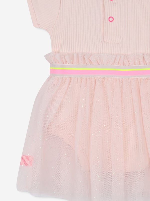 Billieblush incorporate high quality detailing and an advanced outlook on contemporary designs. This baby girls pale pink t-shirt dress is woven in a soft bodysuit design with a flared tulle skirt. Snap Closure At Back Organic Cotton Cute Heart Patch Detail Colour Pink Material 100 Polyester, Trimming 96 Cotton, 4 Elastane