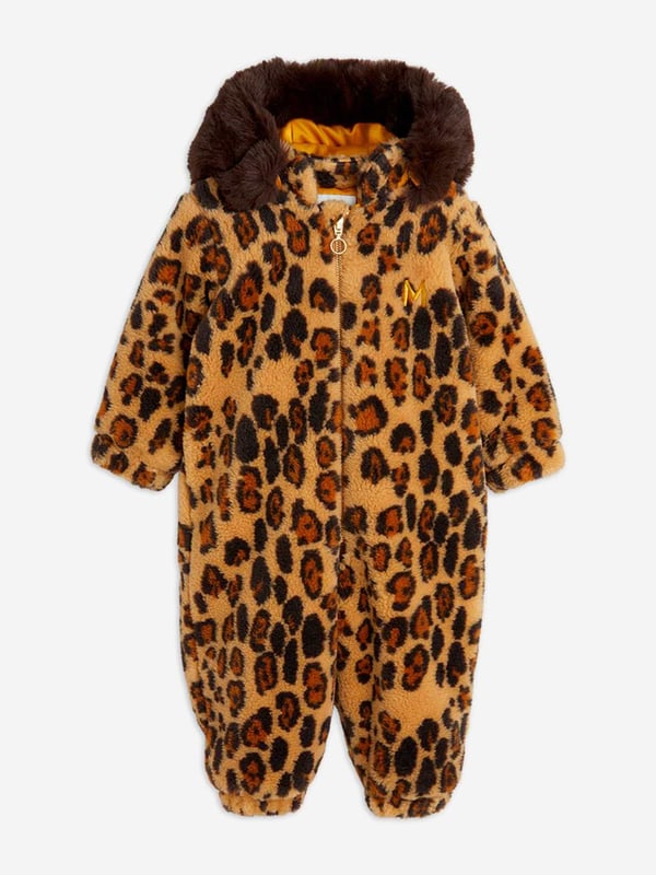 Introducing the exquisite Baby Girls Leopard Faux Fur Pramsuit by mini rodini. A true gem for SS2025, this pramsuit is the epitome of luxury and style for your young lady. Delicately tailored, it offers unparalleled warmth and comfort encased in a stunning design. Opulent Leopard Design Captivates with its classic yet bold print. Luxurious Faux Fur Sumptuous to the touch, ensuring cosy warmth. Crafted with Care Attention to detail in every stitch, guaranteeing durability. A must-have piece that promises both comfort and panache for your baby girl's wardrobe. Make it yours today!