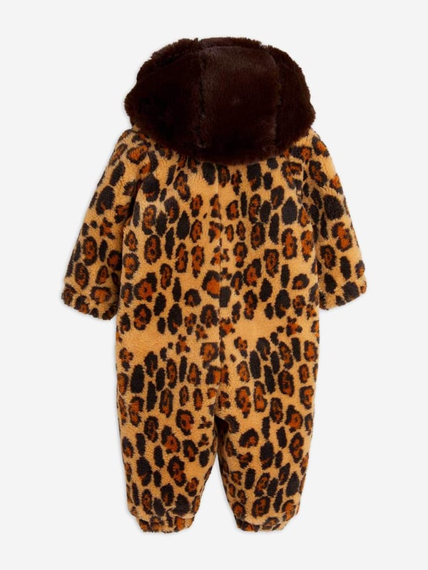 Introducing the exquisite Baby Girls Leopard Faux Fur Pramsuit by mini rodini. A true gem for SS2025, this pramsuit is the epitome of luxury and style for your young lady. Delicately tailored, it offers unparalleled warmth and comfort encased in a stunning design. Opulent Leopard Design Captivates with its classic yet bold print. Luxurious Faux Fur Sumptuous to the touch, ensuring cosy warmth. Crafted with Care Attention to detail in every stitch, guaranteeing durability. A must-have piece that promises both comfort and panache for your baby girl's wardrobe. Make it yours today!