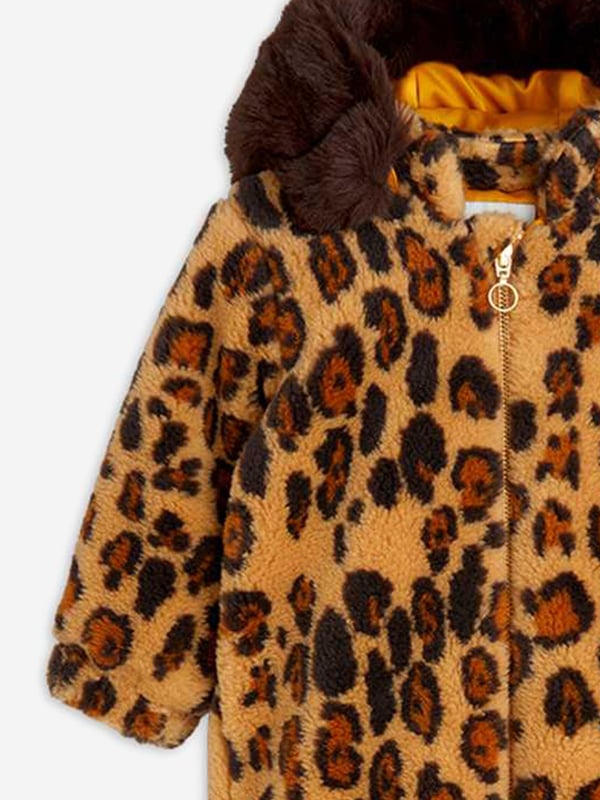 Introducing the exquisite Baby Girls Leopard Faux Fur Pramsuit by mini rodini. A true gem for SS2025, this pramsuit is the epitome of luxury and style for your young lady. Delicately tailored, it offers unparalleled warmth and comfort encased in a stunning design. Opulent Leopard Design Captivates with its classic yet bold print. Luxurious Faux Fur Sumptuous to the touch, ensuring cosy warmth. Crafted with Care Attention to detail in every stitch, guaranteeing durability. A must-have piece that promises both comfort and panache for your baby girl's wardrobe. Make it yours today!