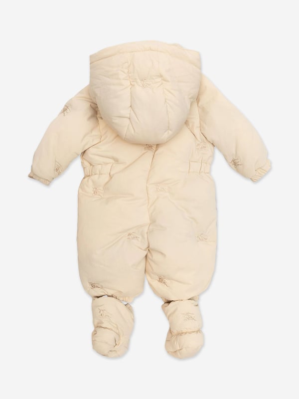Burberry's exquisite construction and innovative outlook are embodied in this baby unisex soap snowsuit snowsuit. Engineered in a beautiful padded feather down design. It showcases a hood, subtle stitching, and the subtle logo signifying the prestigious brand. Elastic Cuffs Outer LayerPolyester Padding Down, Feathers