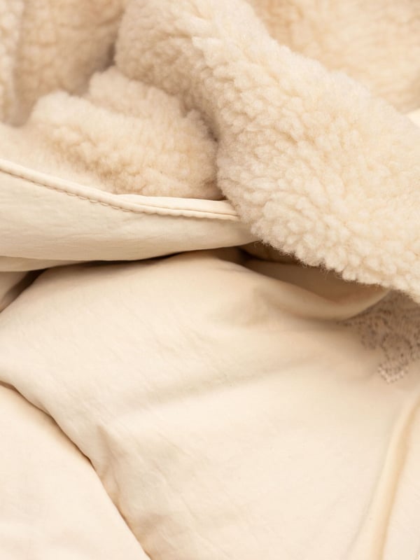 Burberry's exquisite construction and innovative outlook are embodied in this baby unisex soap snowsuit snowsuit. Engineered in a beautiful padded feather down design. It showcases a hood, subtle stitching, and the subtle logo signifying the prestigious brand. Elastic Cuffs Outer LayerPolyester Padding Down, Feathers