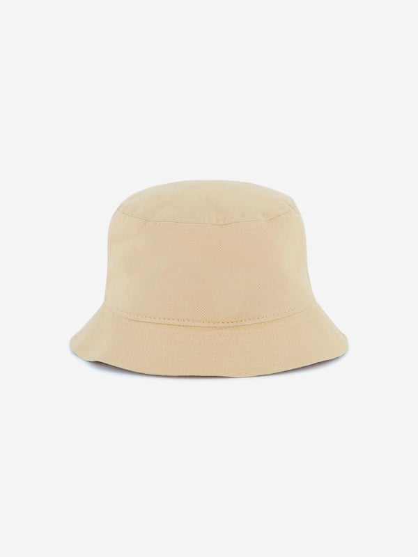 Introducing the exquisite BOSS Baby Boys Double B Bucket Hat in Beige, an essential addition for the chic little gentleman's SS2025 wardrobe. Elegant Beige Hue Perfect for versatile styling with any outfit. Signature Double B Emblem Embodies the luxury and heritage of BOSS. Premium Fabric Crafted for comfort and durability. Stylish Protection Shields against sun while keeping up appearances.Elevate your young one's ensemble with this sophisticated bucket hat from BOSS.