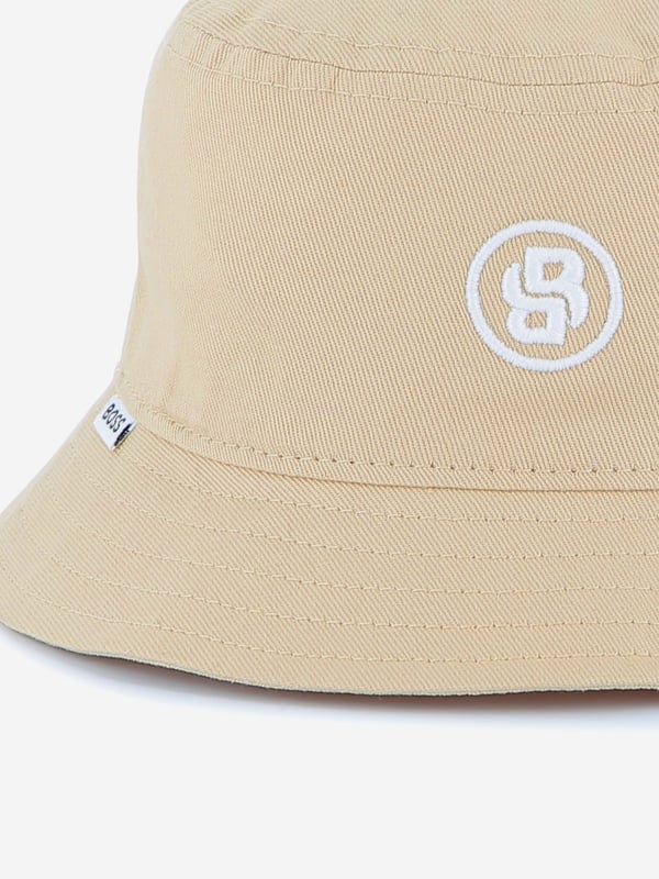 Introducing the exquisite BOSS Baby Boys Double B Bucket Hat in Beige, an essential addition for the chic little gentleman's SS2025 wardrobe. Elegant Beige Hue Perfect for versatile styling with any outfit. Signature Double B Emblem Embodies the luxury and heritage of BOSS. Premium Fabric Crafted for comfort and durability. Stylish Protection Shields against sun while keeping up appearances.Elevate your young one's ensemble with this sophisticated bucket hat from BOSS.