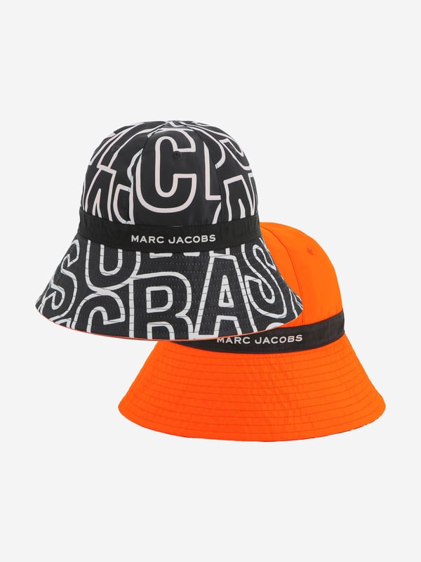 Marc Jacobs reconceptualise vintage archives into refined, forward-thinking aesthetics. This unisex black and white bucket hat is engineered in a reversible design. One side features monogram bicolour all over whilst the other side has only Marc Jacobs branding on an orange base. 100 Polyester