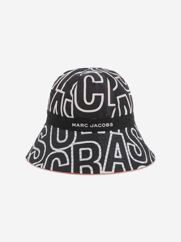 Marc Jacobs reconceptualise vintage archives into refined, forward-thinking aesthetics. This unisex black and white bucket hat is engineered in a reversible design. One side features monogram bicolour all over whilst the other side has only Marc Jacobs branding on an orange base. 100 Polyester