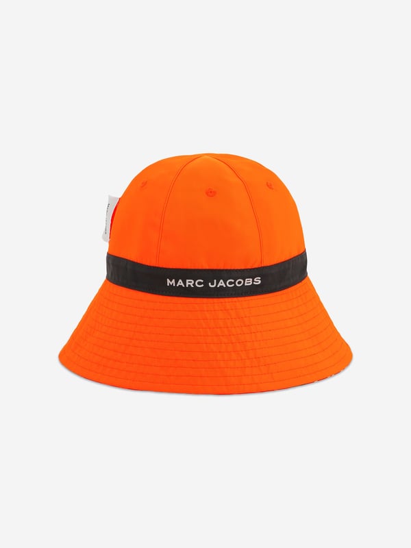 Marc Jacobs reconceptualise vintage archives into refined, forward-thinking aesthetics. This unisex black and white bucket hat is engineered in a reversible design. One side features monogram bicolour all over whilst the other side has only Marc Jacobs branding on an orange base. 100 Polyester