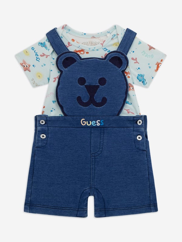 Discover elegance charm with the Guess Baby Boys Dungaree Set in Blue, an exquisite addition for SS2025. Perfectly tailored for your cherished little one, this set epitomizes both comfort panache. Key features include Classic Blue Hue A sophisticated, timeless colour, ideal for any occasion. Luxurious Comfort Crafted from premium fabrics to ensure all-day ease freedom of movement. Signature Guess Style Unmistakably chic with attention to detail, enhancing your boys wardrobe.Elevate his ensemble with this quintessentially stylish set!