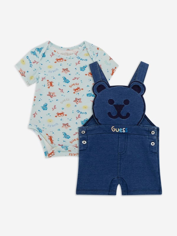Discover elegance charm with the Guess Baby Boys Dungaree Set in Blue, an exquisite addition for SS2025. Perfectly tailored for your cherished little one, this set epitomizes both comfort panache. Key features include Classic Blue Hue A sophisticated, timeless colour, ideal for any occasion. Luxurious Comfort Crafted from premium fabrics to ensure all-day ease freedom of movement. Signature Guess Style Unmistakably chic with attention to detail, enhancing your boys wardrobe.Elevate his ensemble with this quintessentially stylish set!