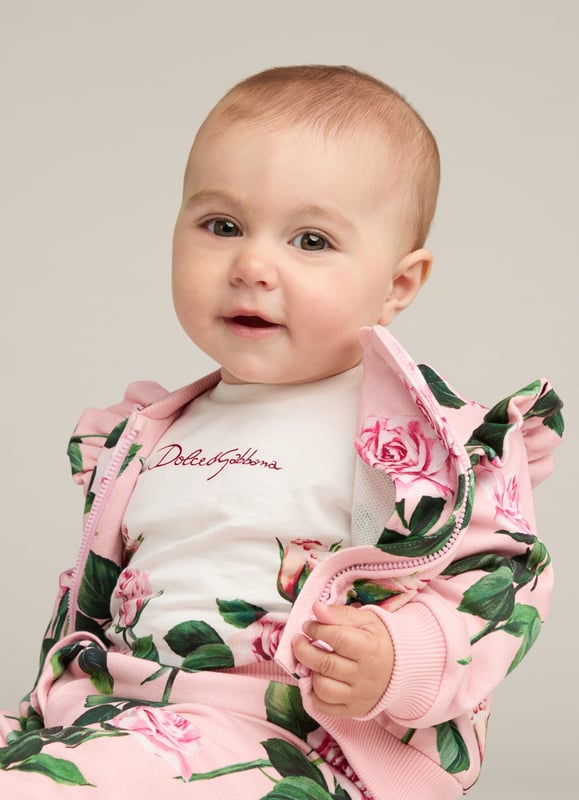 Introducing the exquisite Dolce Gabbana Baby Girls Rose Print Sweatshirt in Pink, a stellar addition for SS2025. Perfectly tailored in Italy, this piece captures high-end fashion for your little one. Features include Italian Craftsmanship Superior quality, durability style. Charming Rose Print Enhances the sweatshirt with playful sophistication. Luxe Comfort Exceptionally soft materials ensure all-day comfort.A radiant ensemble for any young wardrobe ignite fashion passion early!