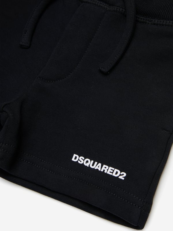 Introducing the sublime Baby Logo Shorts in Black by dsquared2 kids, an essential addition to any fashionable young wardrobe for SS2025. Crafted with distinctiveness and comfort in mind, these shorts promise to keep your child looking chic and feeling comfortable throughout any activity. Iconic Design Featuring the renowned dsquared2 logo, these shorts deliver a touch of luxury and exclusivity. Supreme Comfort Tailored from premium fabric, they ensure all-day comfort and flexibility. Versatile Style Perfect for playdates or parties, these shorts offer unparalleled style versatility.Elevate your childs style quotient with the Baby Logo Shorts in Black. Order now and embrace the epitome of designer fashion!