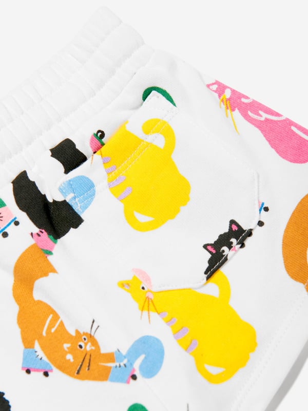 Introducing the exquisite Stella McCartney Baby Girls Cat Print Jersey Shorts in Ivory, a divine addition to your little one's SS2025 wardrobe. Crafted with finesse, these shorts blend whimsy with luxury. Key features include Charming Cat Motif A playful, chic print that catches the eye, perfect for stylish outings. Premium Jersey Fabric Ensures supreme comfort and durability for all-day wear. Versatile Ivory Shade Complements a variety of tops for effortless coordination.Elevate her ensemble with these stellar shorts!