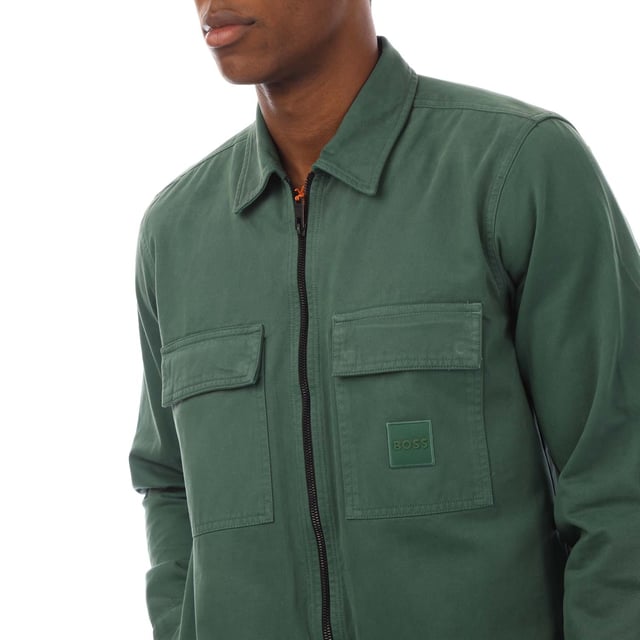 Mens Hugo Boss Lovel 15 Overshirt in green.- Classic collar.- Full zip fastening.- Two front chest pockets.- BOSS logo patch on the left chest.- Regular fit. - 100% Cotton.- Ref: 50530853343
