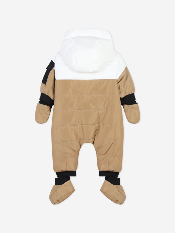 Discover the timeless charm of the Baby Boys Logo Babygrow in Blue, now in sophisticated brown a luxurious addition for AW2024. Impeccably designed for your Baby, Baby_Boy, Boy, this piece blends elegance with Cosy comfort. Elegant Brown Hue Perfect for any occasion, adding a touch of class. Iconic Logo Design Showcases a distinct and stylish emblem. Premium Fabric Ensures softness and comfort, ideal for sensitive skin. Easy Dressing Designed with practicality in mind for hassle-free changes.Elevate your little one's wardrobe with this exquisite Babygrow!