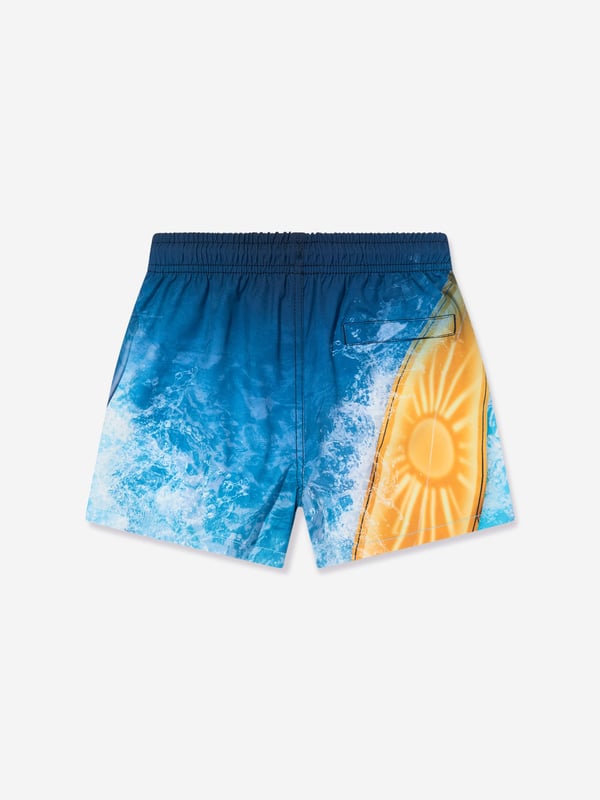 Dive into summer with the exquisite Boys Niko Surf Art Chill Swim Shorts in Blue UPF50 from molo, a splendid addition to your young gentleman's SS2025 wardrobe. Perfect for both style and sun safety, these shorts are an essential piece for any beach escape or poolside retreat. Striking Surf Art Design Features a vibrant and eye-catching blue surf print that captures the essence of youthful adventure. Sun Protection Crafted with UPF50 fabric to shield delicate skin from harmful rays. Supreme Comfort Tailored from premium soft materials, ensuring all-day comfort and ease of movement. Durable Quick-Drying Ideal for continuous wear and aquatic activities.Adorn your child in molo's signature charm and unmatched quality. Order now for a stylish and safe summer!