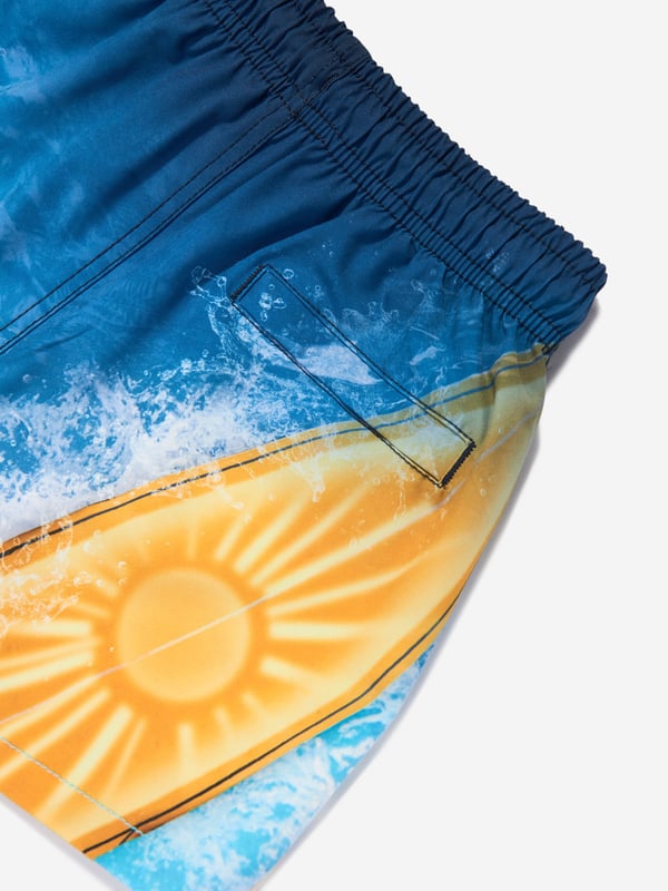 Dive into summer with the exquisite Boys Niko Surf Art Chill Swim Shorts in Blue UPF50 from molo, a splendid addition to your young gentleman's SS2025 wardrobe. Perfect for both style and sun safety, these shorts are an essential piece for any beach escape or poolside retreat. Striking Surf Art Design Features a vibrant and eye-catching blue surf print that captures the essence of youthful adventure. Sun Protection Crafted with UPF50 fabric to shield delicate skin from harmful rays. Supreme Comfort Tailored from premium soft materials, ensuring all-day comfort and ease of movement. Durable Quick-Drying Ideal for continuous wear and aquatic activities.Adorn your child in molo's signature charm and unmatched quality. Order now for a stylish and safe summer!
