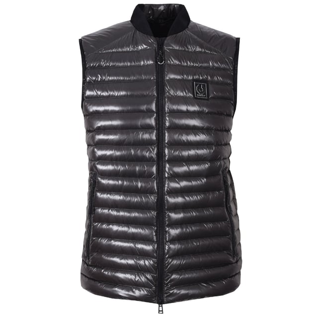 Belstaff Airframe Schwarze Daunenweste. Erleben Sie ultimative Vielseitigkeit und Stil mit der schwarzen Belstaff Jacke. Diese Jacke bietet Wärme und ein modisches Design und ermöglicht Ihnen den mühelosen Wechsel von einem lässigen Tageslook zu einem schicken Abendoutfit. Bleiben Sie gemütlich und sehen Sie umwerfend aus mit dieser Must-have-Jacke! Daunenjacke, Material: 100 % Polyamid, Füllung: 90 % weiße Entendaunen, 10 % weiße Entenfedern. Markenabzeichen auf der linken Brust, leicht. Drei Taschen mit Reißverschluss, schwarze Weste. Stil: Airframe Weste schwarz