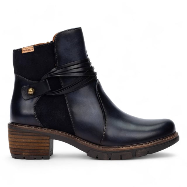 Stap in een moeiteloze, dagelijkse stijl met de San Sebastia enkellaarsjes voor dames, gemaakt van 100% eersteklas kalfsleer voor een verfijnde afwerking. Deze enkellaarsjes zijn ontworpen voor comfort de hele dag door met een ondersteunende hak van 5,2 cm, een gemakkelijke ritssluiting en een gevoerde binnenvoering van een zachte mix van textiel en varkensleer. Het gestroomlijnde silhouet en het slimme ontwerp maken ze een opvallende keuze voor zowel casual als stijlvolle looks, waarbij functionaliteit, mode en duurzaamheid worden gecombineerd. Belangrijkste kenmerken: Bovenwerk: 100% kalfsleer voor een eersteklas afwerking Voering: 75% textiel en 25% varkensleer voor extra comfort Zool: Duurzaam 100% synthetisch materiaal Sluiting: Handige rits aan de zijkant voor gemakkelijk aantrekken Hakhoogte: 5,2 cm (2,05'') voor subtiele lift en ondersteuning Schachtcontour: 25 cm (9,84'') gebaseerd op maat EU 37 Extra comfortabele pasvorm - ideaal voor dagelijks gebruik Stijlvol en veelzijdig enkellaarsontwerp