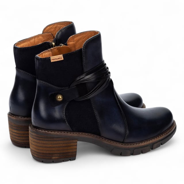Stap in een moeiteloze, dagelijkse stijl met de San Sebastia enkellaarsjes voor dames, gemaakt van 100% eersteklas kalfsleer voor een verfijnde afwerking. Deze enkellaarsjes zijn ontworpen voor comfort de hele dag door met een ondersteunende hak van 5,2 cm, een gemakkelijke ritssluiting en een gevoerde binnenvoering van een zachte mix van textiel en varkensleer. Het gestroomlijnde silhouet en het slimme ontwerp maken ze een opvallende keuze voor zowel casual als stijlvolle looks, waarbij functionaliteit, mode en duurzaamheid worden gecombineerd. Belangrijkste kenmerken: Bovenwerk: 100% kalfsleer voor een eersteklas afwerking Voering: 75% textiel en 25% varkensleer voor extra comfort Zool: Duurzaam 100% synthetisch materiaal Sluiting: Handige rits aan de zijkant voor gemakkelijk aantrekken Hakhoogte: 5,2 cm (2,05'') voor subtiele lift en ondersteuning Schachtcontour: 25 cm (9,84'') gebaseerd op maat EU 37 Extra comfortabele pasvorm - ideaal voor dagelijks gebruik Stijlvol en veelzijdig enkellaarsontwerp