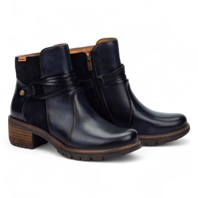 Stap in een moeiteloze, dagelijkse stijl met de San Sebastia enkellaarsjes voor dames, gemaakt van 100% eersteklas kalfsleer voor een verfijnde afwerking. Deze enkellaarsjes zijn ontworpen voor comfort de hele dag door met een ondersteunende hak van 5,2 cm, een gemakkelijke ritssluiting en een gevoerde binnenvoering van een zachte mix van textiel en varkensleer. Het gestroomlijnde silhouet en het slimme ontwerp maken ze een opvallende keuze voor zowel casual als stijlvolle looks, waarbij functionaliteit, mode en duurzaamheid worden gecombineerd. Belangrijkste kenmerken: Bovenwerk: 100% kalfsleer voor een eersteklas afwerking Voering: 75% textiel en 25% varkensleer voor extra comfort Zool: Duurzaam 100% synthetisch materiaal Sluiting: Handige rits aan de zijkant voor gemakkelijk aantrekken Hakhoogte: 5,2 cm (2,05'') voor subtiele lift en ondersteuning Schachtcontour: 25 cm (9,84'') gebaseerd op maat EU 37 Extra comfortabele pasvorm - ideaal voor dagelijks gebruik Stijlvol en veelzijdig enkellaarsontwerp