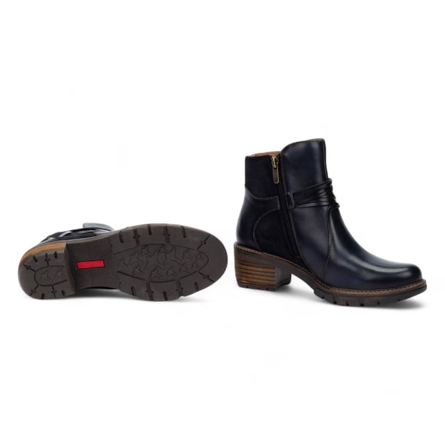 Stap in een moeiteloze, dagelijkse stijl met de San Sebastia enkellaarsjes voor dames, gemaakt van 100% eersteklas kalfsleer voor een verfijnde afwerking. Deze enkellaarsjes zijn ontworpen voor comfort de hele dag door met een ondersteunende hak van 5,2 cm, een gemakkelijke ritssluiting en een gevoerde binnenvoering van een zachte mix van textiel en varkensleer. Het gestroomlijnde silhouet en het slimme ontwerp maken ze een opvallende keuze voor zowel casual als stijlvolle looks, waarbij functionaliteit, mode en duurzaamheid worden gecombineerd. Belangrijkste kenmerken: Bovenwerk: 100% kalfsleer voor een eersteklas afwerking Voering: 75% textiel en 25% varkensleer voor extra comfort Zool: Duurzaam 100% synthetisch materiaal Sluiting: Handige rits aan de zijkant voor gemakkelijk aantrekken Hakhoogte: 5,2 cm (2,05'') voor subtiele lift en ondersteuning Schachtcontour: 25 cm (9,84'') gebaseerd op maat EU 37 Extra comfortabele pasvorm - ideaal voor dagelijks gebruik Stijlvol en veelzijdig enkellaarsontwerp