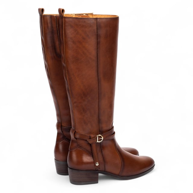 Step confidently into timeless style with the Pikolinos Daroca tall boots, expertly crafted from 100% calfskin leather for a polished, rich finish. Designed to offer exceptional comfort with a cushioned insole and a supportive 4 cm (1.57”) heel, these boots strike the perfect balance between form and function. The sleek, equestrian-inspired silhouette is accented with elegant strap and buckle detailing, making them a versatile wardrobe essential for cooler seasons.

Key Features:

Upper: 100% premium calfskin leather for durability and a refined look
Inner lining: Soft textile and pigskin blend (75% textile, 25% pigskin) for breathable, all-day comfort
Insole: Cushioned insole for enhanced walking support
Sole: 100% synthetic for long-lasting wear
Closure: Side zip fastening for easy wearability
Heel height: 4 cm (1.57”) for subtle elevation
Shaft contour: 38 cm (14.96”) based on EU size 37
Shaft height: 37.5 cm (14.76”) based on EU size 37
