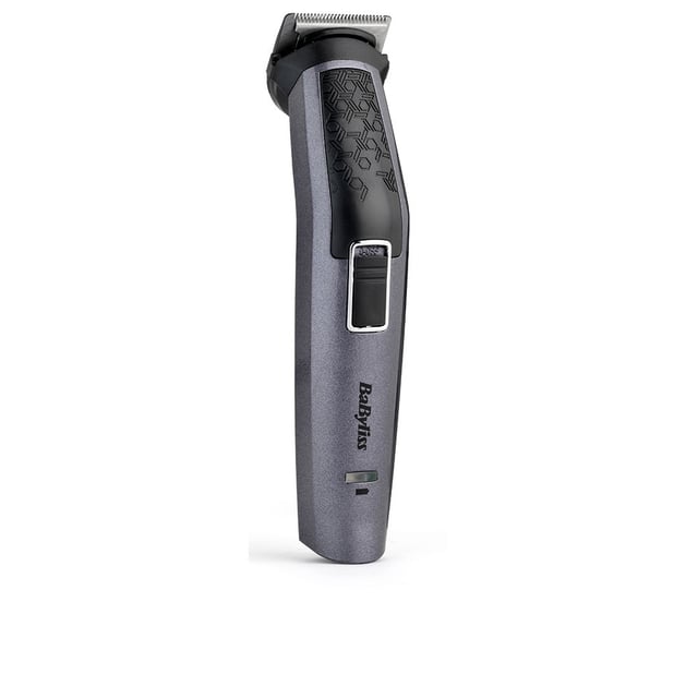 Recortador De Barba Mt727e 10 En 1 Carbon Titanium ¡Una herramienta versátil y completa para cuidar tu imagen con total precisión!La , Recortadora Multifunción 10 en 1 de BaByliss incorpora cuchillas de titanio al carbono de 34 mm, diseñadas para ofrecer un corte preciso, suave y duradero en cualquier zona del cuerpo. Ideal para barba, afeitado, vello corporal, nariz y orejas, se adapta a todas tus necesidades de cuidado personal.Funciona sin cable y ofrece hasta 60 minutos de autonomía tras 8 horas de carga. Incluye múltiples cabezales para obtener el estilo exacto que buscas, desde una barba de 3 días hasta un acabado corporal definido. Gracias a sus accesorios específicos, podrás perfilar, mantener o eliminar el vello de forma práctica y eficiente.Incluye bolsa de almacenamiento, cepillo de limpieza y cuenta con una garantía de 3 años.