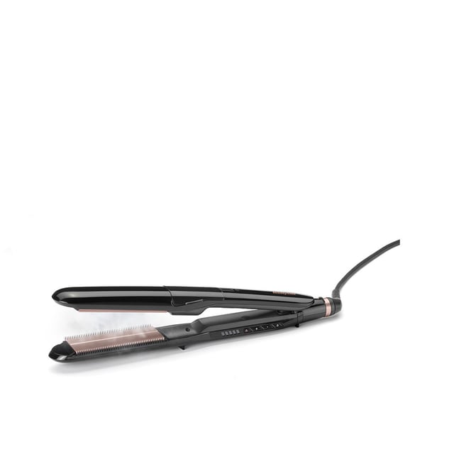 Plancha De Pelo St493e Steam Smooth La plancha de pelo Steam Smooth de BaByliss de alto rendimiento con sistema de vapor acondicionador, ideal para alisar incluso el cabello más rebelde, dejando un acabado suave, brillante y sin encrespamiento.Sus placas extra anchas de 39 mm con recubrimiento de cerámica con turmalina ofrecen un deslizamiento uniforme y suave, mientras que el vapor acondicionador ayuda a proteger la fibra capilar del calor excesivo.Incluye accesorios de peine integrados que aportan tensión al alisar, mejorando la definición y aportando un brillo extra. Gracias a la tecnología Advanced Ceramics™, el calor se mantiene constante para resultados profesionales en menos tiempo.