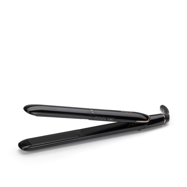 Plancha De Pelo St250e Smooth Finish 230 La plancha Smooth Finish 230 de BaByliss de alto rendimiento diseñada para un alisado suave, rápido y con un acabado brillante.Sus placas recubiertas de cerámica con titanio de 25 mm garantizan un deslizamiento ultra suave y una distribución uniforme del calor, cuidando tu cabello mientras logras un estilo elegante y duradero.Con calentamiento rápido y temperatura ajustable hasta 230 °C, es ideal para todo tipo de cabello, desde fino hasta más grueso o rebelde.