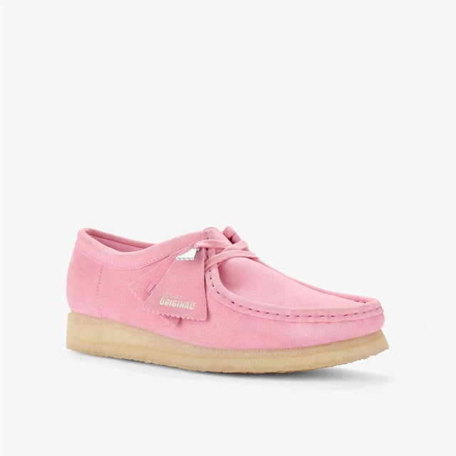 Launched in 1964, the moccasin-inspired Wallabee, with its clean and simple lines, has become an iconic Clarks design. Crafted from premium suede, it comes with a lace up fastening and distinctive contrasting crepe sole.