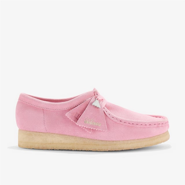 Launched in 1964, the moccasin-inspired Wallabee, with its clean and simple lines, has become an iconic Clarks design. Crafted from premium suede, it comes with a lace up fastening and distinctive contrasting crepe sole.