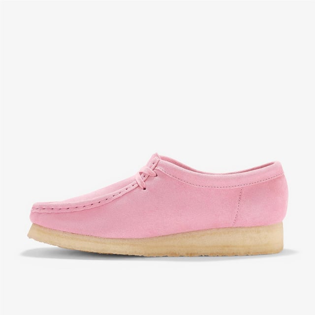 Launched in 1964, the moccasin-inspired Wallabee, with its clean and simple lines, has become an iconic Clarks design. Crafted from premium suede, it comes with a lace up fastening and distinctive contrasting crepe sole.