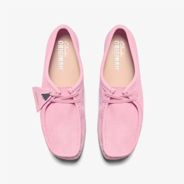 Launched in 1964, the moccasin-inspired Wallabee, with its clean and simple lines, has become an iconic Clarks design. Crafted from premium suede, it comes with a lace up fastening and distinctive contrasting crepe sole.
