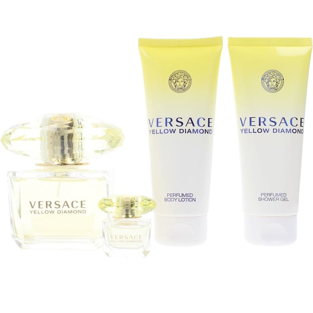 NUEVO PERFUME, EL SOL  Yellow Diamond de Versace es un “Eau de Toilette” femenino que pertenece al grupo olfativo Floral. Esta fragancia es una obra voluptuosa, inspirada en dos elementos naturales: el sol y los diamantes. Por un lado, el sol aporta su luz radiante, una esencia llena de energía y pasión, mientras que los diamantes añaden un toque de dureza, pureza y lujo, conformando así su dualidad.  Lanzada en 2011, esta fragancia expresa una belleza diáfana y fresca, semejante a una joya única. Es un perfume que encierra múltiples matices por descubrir y destaca por su feminidad. Se asemeja a un diamante que busca brillar con la misma intensidad que la luz del sol.  La apertura de su aroma es una explosión de frescura cítrica, vivaz y dinámica, gracias a notas como neroli, bergamota, limón de Amalfi y pera, que proporcionan una inyección de energía. Luego, su corazón floral imprime carácter a la fragancia, combinando romanticismo y deseo, reflejados en matices de fresia, mimosa, nenúfar y flor de naranjo. Finalmente, la experiencia olfativa culmina con un poderoso trio compuesto por ámbar, madera de gaiac y almizcle, que elevan la seducción.  Sobre el anillo de Donatella Versace. La diseñadora ha sido vista en múltiples ocasiones con un anillo de un impresionante diamante amarillo, una joya que ha declarado como una de sus preferidas y que sirvió de inspiración para Yellow Diamond.  LA BELLEZA FEMENINA. Esta fragancia encarna la sensualidad y el magnetismo que representa a la mujer Versace. Su brillo y naturaleza impredecible son los aspectos que la definen.   CALIDEZ EN LA PIEL. Yellow Diamond se propone transmitir la placentera sensación del sol acariciando la piel, evocando un sentido de calidez, confort y satisfacción.