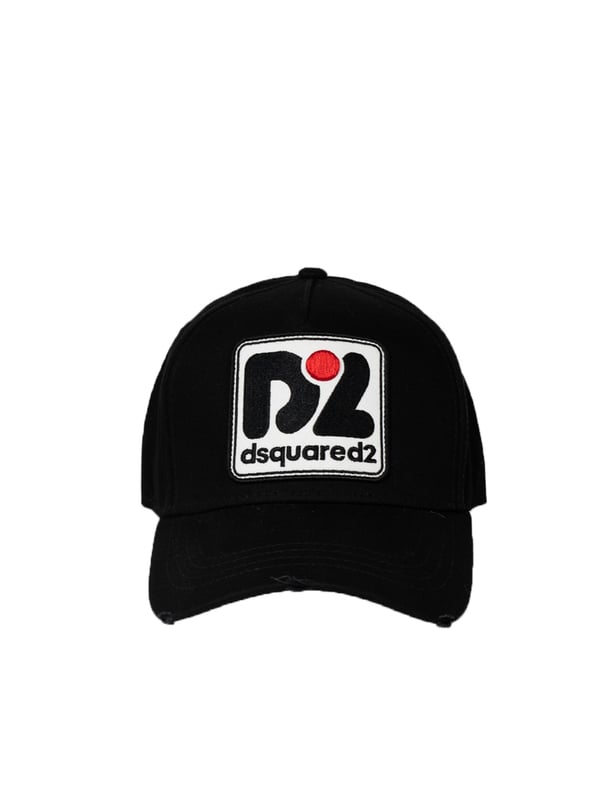 La gorra con visera rígida no solo es un accesorio de moda, sino también una solución práctica para los días soleados, gracias a la cual ganarás estilo y protección contra el sol. Gracias a su diseño cuidadosamente elaborado, la gorra no solo protege contra los rayos UV, sino que también se adapta perfectamente a diversas estilizaciones, desde las casuales hasta las más deportivas, destacando tu estilo individual y agregando confianza en ti mismo, independientemente de la ocasión.

Con un perímetro ajustable, esta gorra se adaptará perfectamente a cualquier forma de cabeza, proporcionando comodidad de uso durante todo el día, ya sea que estés en un paseo o en la playa. Gracias a su cierre fácil de manejar, puedes ajustar rápidamente su tamaño a tus necesidades, lo que la hace un accesorio extremadamente práctico y universal para tu guardarropa, permitiendo cambios de estilo en un instante.

Con un parche que incluye el nombre de la marca en el frente y una inscripción bordada en la parte trasera, la gorra gana en unicidad, manifestando de manera sutil tu apego a la calidad y el estilo. Estos detalles no solo son un acento estético, sino también un testimonio del cuidado por los detalles, que distinguen este producto de otros, agregándole prestigio y elegancia.

La visera terminada con los rasgados característicos de la marca agrega un encanto único a la gorra y hace que cada ejemplar sea único, atrayendo miradas y destacando entre la multitud. Estos sutiles detalles resaltan su carácter único, convirtiéndola no solo en un accesorio funcional, sino también en uno estiloso, que fácilmente se convertirá en tu elemento favorito del guardarropa.

Hecha de tejido de alta calidad, la gorra no solo garantiza durabilidad, sino también comodidad de uso, lo que la convertirá en tu compañera favorita durante muchas temporadas. El material del que está hecha asegura una adecuada circulación de aire, lo que hace que incluso en los días más calurosos te sientas fresco y cómodo, y su diseño ligero permite llevarla cómodamente todo el día.