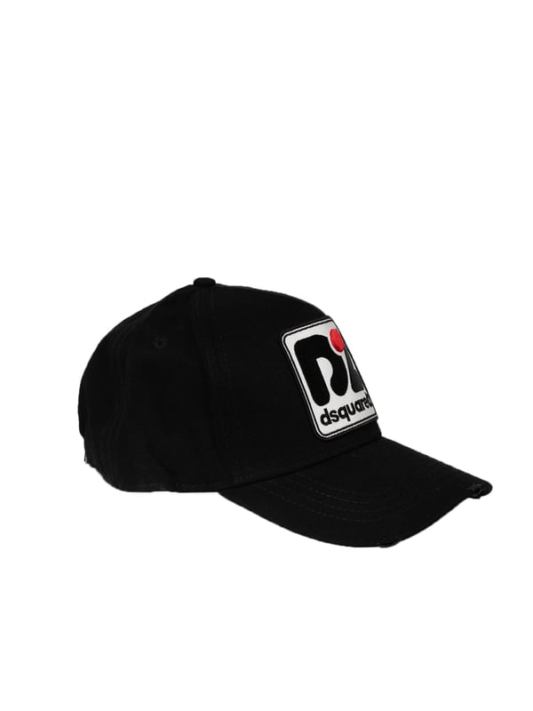 La gorra con visera rígida no solo es un accesorio de moda, sino también una solución práctica para los días soleados, gracias a la cual ganarás estilo y protección contra el sol. Gracias a su diseño cuidadosamente elaborado, la gorra no solo protege contra los rayos UV, sino que también se adapta perfectamente a diversas estilizaciones, desde las casuales hasta las más deportivas, destacando tu estilo individual y agregando confianza en ti mismo, independientemente de la ocasión.

Con un perímetro ajustable, esta gorra se adaptará perfectamente a cualquier forma de cabeza, proporcionando comodidad de uso durante todo el día, ya sea que estés en un paseo o en la playa. Gracias a su cierre fácil de manejar, puedes ajustar rápidamente su tamaño a tus necesidades, lo que la hace un accesorio extremadamente práctico y universal para tu guardarropa, permitiendo cambios de estilo en un instante.

Con un parche que incluye el nombre de la marca en el frente y una inscripción bordada en la parte trasera, la gorra gana en unicidad, manifestando de manera sutil tu apego a la calidad y el estilo. Estos detalles no solo son un acento estético, sino también un testimonio del cuidado por los detalles, que distinguen este producto de otros, agregándole prestigio y elegancia.

La visera terminada con los rasgados característicos de la marca agrega un encanto único a la gorra y hace que cada ejemplar sea único, atrayendo miradas y destacando entre la multitud. Estos sutiles detalles resaltan su carácter único, convirtiéndola no solo en un accesorio funcional, sino también en uno estiloso, que fácilmente se convertirá en tu elemento favorito del guardarropa.

Hecha de tejido de alta calidad, la gorra no solo garantiza durabilidad, sino también comodidad de uso, lo que la convertirá en tu compañera favorita durante muchas temporadas. El material del que está hecha asegura una adecuada circulación de aire, lo que hace que incluso en los días más calurosos te sientas fresco y cómodo, y su diseño ligero permite llevarla cómodamente todo el día.