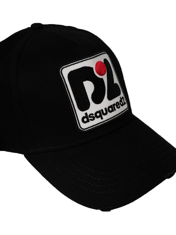 La gorra con visera rígida no solo es un accesorio de moda, sino también una solución práctica para los días soleados, gracias a la cual ganarás estilo y protección contra el sol. Gracias a su diseño cuidadosamente elaborado, la gorra no solo protege contra los rayos UV, sino que también se adapta perfectamente a diversas estilizaciones, desde las casuales hasta las más deportivas, destacando tu estilo individual y agregando confianza en ti mismo, independientemente de la ocasión.

Con un perímetro ajustable, esta gorra se adaptará perfectamente a cualquier forma de cabeza, proporcionando comodidad de uso durante todo el día, ya sea que estés en un paseo o en la playa. Gracias a su cierre fácil de manejar, puedes ajustar rápidamente su tamaño a tus necesidades, lo que la hace un accesorio extremadamente práctico y universal para tu guardarropa, permitiendo cambios de estilo en un instante.

Con un parche que incluye el nombre de la marca en el frente y una inscripción bordada en la parte trasera, la gorra gana en unicidad, manifestando de manera sutil tu apego a la calidad y el estilo. Estos detalles no solo son un acento estético, sino también un testimonio del cuidado por los detalles, que distinguen este producto de otros, agregándole prestigio y elegancia.

La visera terminada con los rasgados característicos de la marca agrega un encanto único a la gorra y hace que cada ejemplar sea único, atrayendo miradas y destacando entre la multitud. Estos sutiles detalles resaltan su carácter único, convirtiéndola no solo en un accesorio funcional, sino también en uno estiloso, que fácilmente se convertirá en tu elemento favorito del guardarropa.

Hecha de tejido de alta calidad, la gorra no solo garantiza durabilidad, sino también comodidad de uso, lo que la convertirá en tu compañera favorita durante muchas temporadas. El material del que está hecha asegura una adecuada circulación de aire, lo que hace que incluso en los días más calurosos te sientas fresco y cómodo, y su diseño ligero permite llevarla cómodamente todo el día.