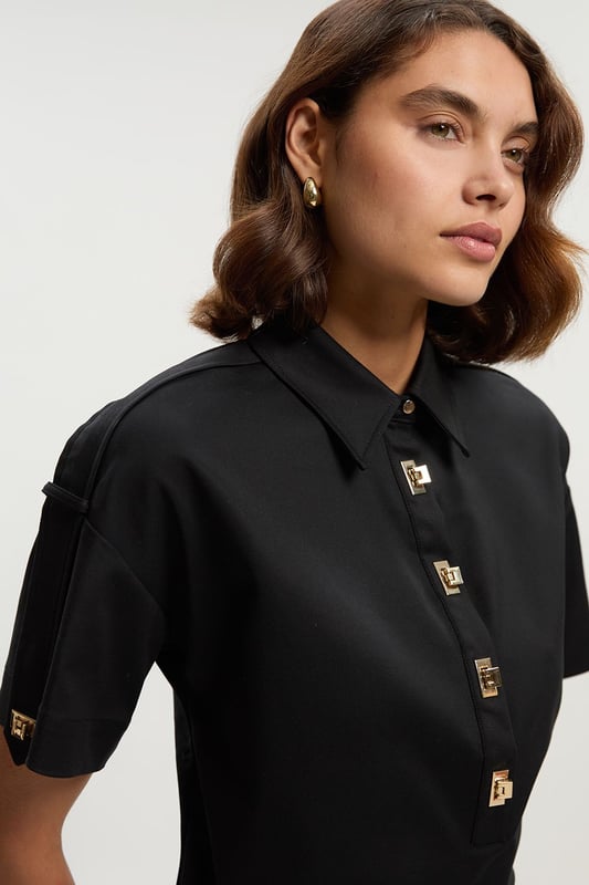 Feel formal in our shirt, with high quality cotton fabric, as well as a straight fit and short sleeves, and metallic clasp detailing down the front. Style it with anything from tailored trousers to denim jeans for looks perfect for anything from office days to dinner dates. Techno Cotton Woven Short Sleeve Hardwear Detail Shirt High Quality, Soft Cotton Fabric Flattering Straight Fit Formal Collar Accent Casual Short Sleeves Gold Clasp DetailingBrowse this seasons women's work tops or discover the full range of workwear now.Matching piece sold separately.
