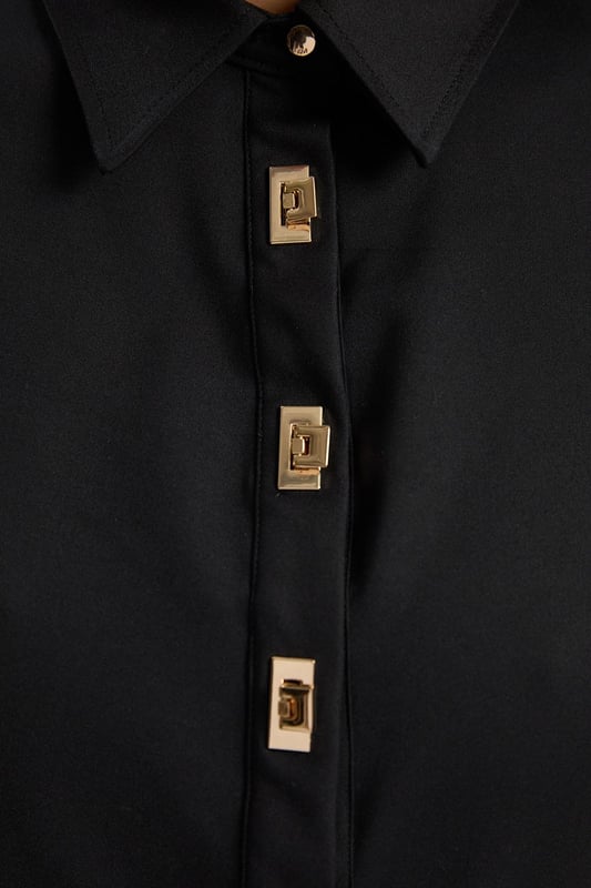 Feel formal in our shirt, with high quality cotton fabric, as well as a straight fit and short sleeves, and metallic clasp detailing down the front. Style it with anything from tailored trousers to denim jeans for looks perfect for anything from office days to dinner dates. Techno Cotton Woven Short Sleeve Hardwear Detail Shirt High Quality, Soft Cotton Fabric Flattering Straight Fit Formal Collar Accent Casual Short Sleeves Gold Clasp DetailingBrowse this seasons women's work tops or discover the full range of workwear now.Matching piece sold separately.