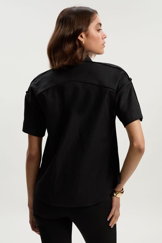 Feel formal in our shirt, with high quality cotton fabric, as well as a straight fit and short sleeves, and metallic clasp detailing down the front. Style it with anything from tailored trousers to denim jeans for looks perfect for anything from office days to dinner dates. Techno Cotton Woven Short Sleeve Hardwear Detail Shirt High Quality, Soft Cotton Fabric Flattering Straight Fit Formal Collar Accent Casual Short Sleeves Gold Clasp DetailingBrowse this seasons women's work tops or discover the full range of workwear now.Matching piece sold separately.